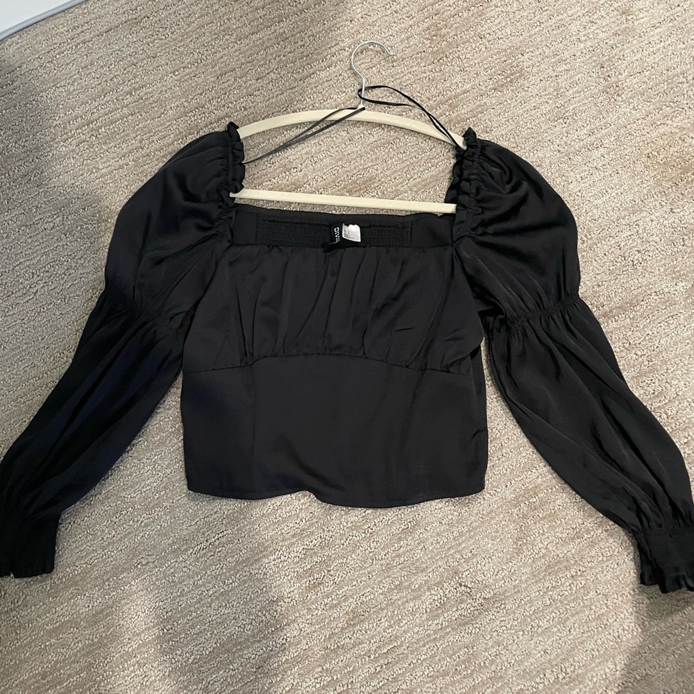 Silk long sleeve bubble sleeve top.